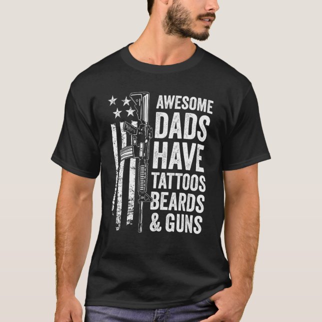 Camiseta Awesome Dads Have Tattoos Beards & Guns Fathers Da (Frente)