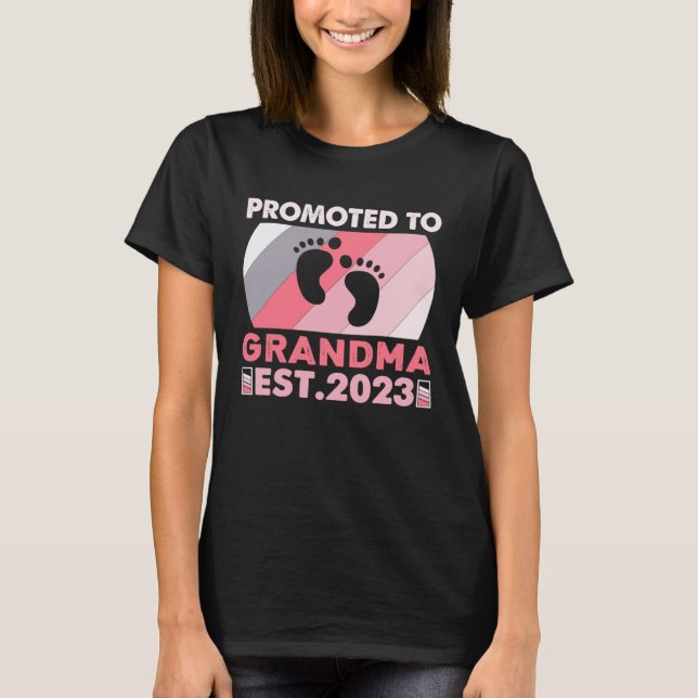 Camiseta Awesome Promoted to Grandma 2023  New Grandma To B (Frente)