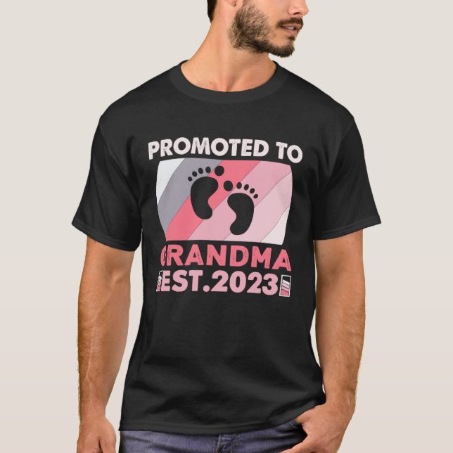 Camiseta Awesome Promoted to Grandma 2023  New Grandma To B (Frente)