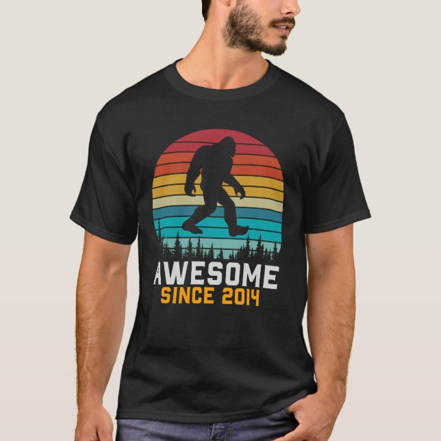 Camiseta Awesome since 2014 | Birthday Bigfoot Retro (Frente)