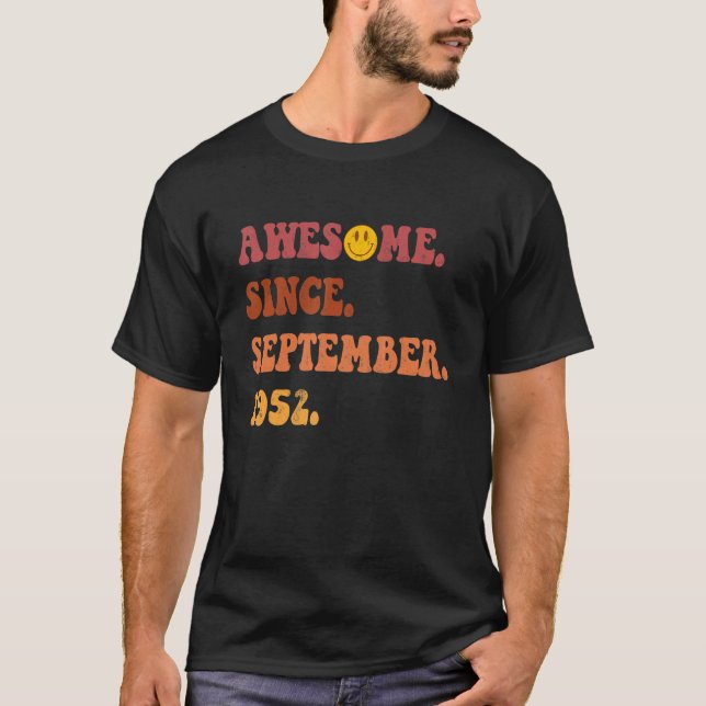 Camiseta Awesome Since September 1952 Retro Groovy 70 Year  (Frente)