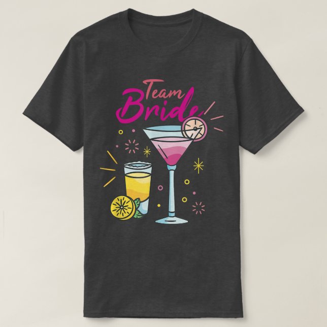 Camiseta Awesome Team Bride Different Alcoholic Drinks Bach (Frente do Design)
