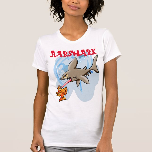 Camiseta Awo Aarshark pegando um peixe. (Frente)