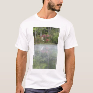 Camiseta Azáleas refletindo em um lago durante o início