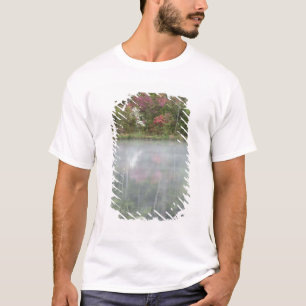 Camiseta Azáleas refletindo em um lago durante o início
