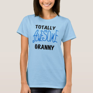 Camiseta azul e presentes da avó totalmente