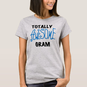 Camiseta azul e presentes do grama totalmente