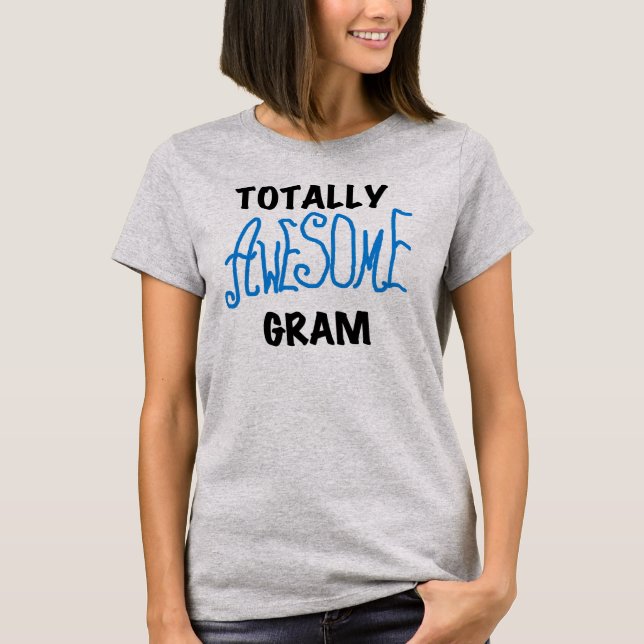 Camiseta azul e presentes do grama totalmente (Frente)