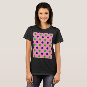 Camiseta Azul e Verde Sobre Padrão de Pontos Pink