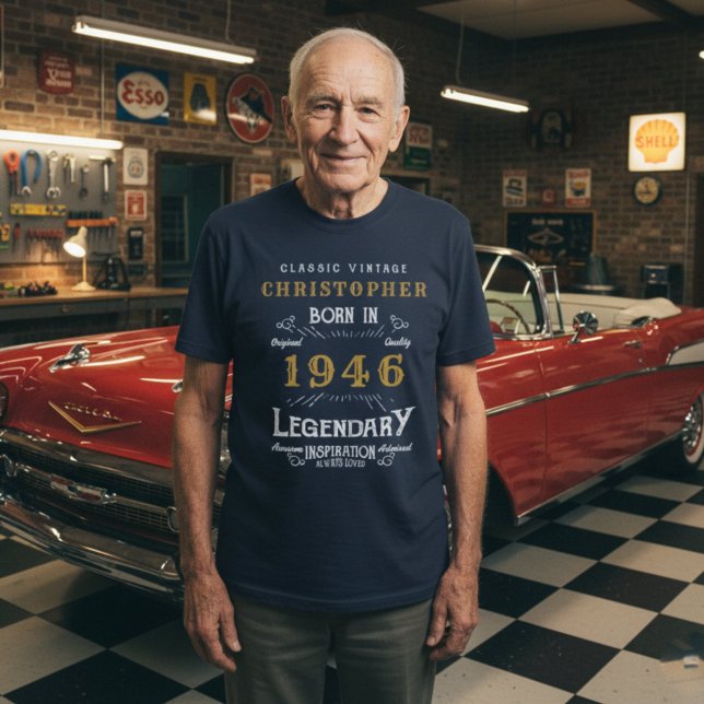 Camiseta Azul Legendário Personalizado de Aniversário de 19 (1946 t-shirt worn in a car garage)