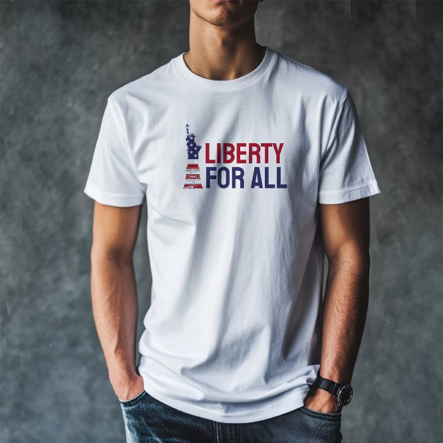 Camiseta azul vermelha com bandeira de protesto an (This T-shirt is a cool way to express your views on immigration policies.)
