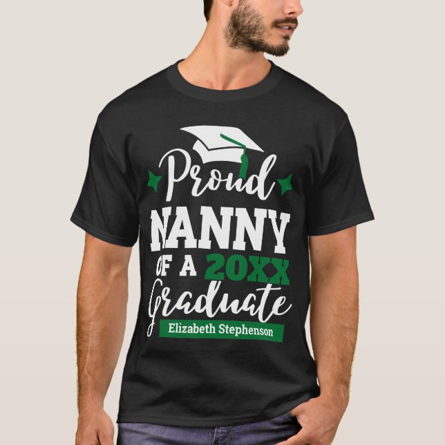 Camiseta Babá Orgulhosa de uma família de formandos 2023 qu (Frente)