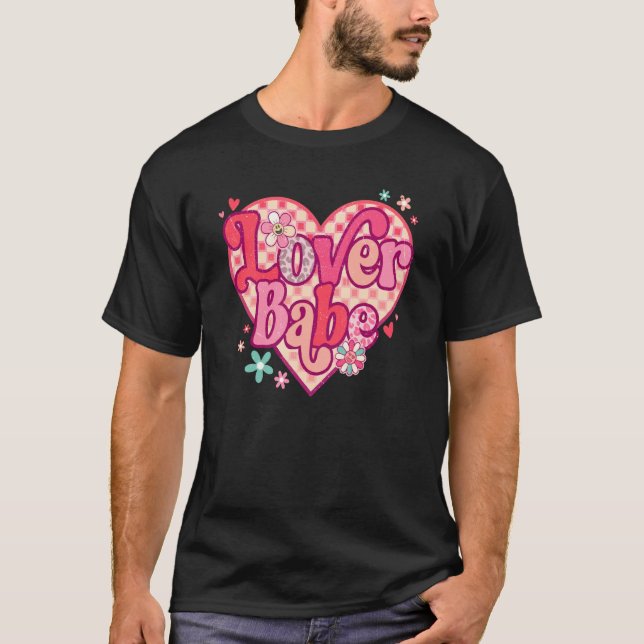 Camiseta Babe Retro Happy Valentine's Day Groovy Heart (Frente)