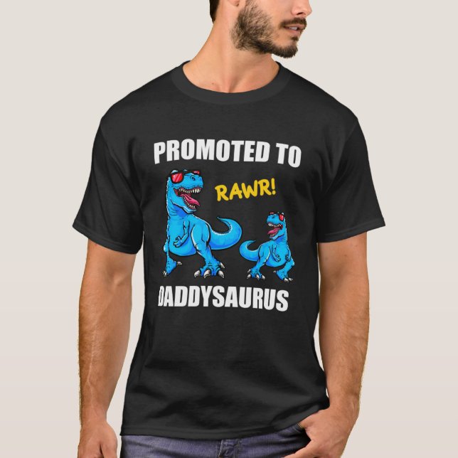 Camiseta Baby Announcement Promoted To Daddysaurus  New Dad (Frente)