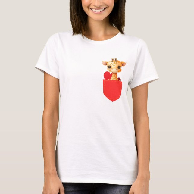 Camiseta Baby Giraffe em um Bolso Vermelho Impresso (Frente)