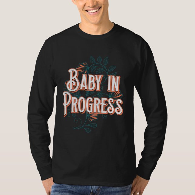Camiseta Baby in Progress New Mom Pregnancy Announcement Mo (Frente)