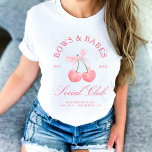 Camiseta Bachelorette de Cherries, arcos e bebês<br><div class="desc">A coleção "Arcos e Bebês Coquetes Cherries" traz um toque doce e brincalhão para qualquer celebração. A suíte apresenta um par de cerejas encantadoras amarradas com um delicado arco, criando uma estética alegre e divertida. Com uma escrita elegante e sotaques suaves, esta coleção captura uma vibração feminina, coquete, perfeita para...</div>