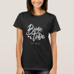 Camiseta Bachelorette de Noiva da Caligrafia Negra<br><div class="desc">Esta simples e elegante camiseta da Tribo Bride com nome personalizado pode fazer um presente perfeito de solteira! Personalize-o facilmente com o seu nome.</div>
