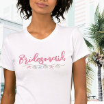Camiseta Bachelorette de praia rosa-branca Bridesmaid<br><div class="desc">Camisa-T-Shirt Bridesmaid, Escrita Rosa, Bonita, Bachelorette de Praia. Um tema legal litorâneo, náutico ou praia, com tons de rosa e lacre, colocando a vibração para uma fuga de praia com a noiva e seus besouros. De viagens à Flórida, Hamptons, Califórnia, ou até mesmo algo mais internacional como o México, o...</div>