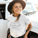 Camiseta Bachelorette de Tinta Mínima Moderna<br><div class="desc">Festa de solteira T-Shirt Mínimo Moderno,  mas Elegante,  com Script de Tinta de Caligrafia - Preto e Branco</div>