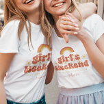 Camiseta Bachelorette do Nome do Local da Rapariga Retro<br><div class="desc">Comemore sua solteira com esta camiseta super divertida,  com tipografia de groovy,  flores de margarida,  data personalizada,  localização e nome de caligrafia elegante. Adicione facilmente seus próprios detalhes clicando na opção "personalizar".</div>