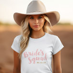 Camiseta Bachelorette Personalizada do Esquadrão Blush Brid<br><div class="desc">Camisetas e tanques de noiva personalizados com o gráfico "Esquadrão da Noiva" em um script de pincel de na moda. Personalize-o com sua data de casamento, hashtag de casamento, nomes ou outro texto personalizado. Presente perfeito para noiva, damas de noiva e festa de casamento para vestir para o dia de...</div>