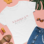 Camiseta Bachelorette Personalizado de Script Cor-de-Rosa C<br><div class="desc">Celebre sua solteira com essa camiseta elegante e minimalista,  com tipografia rosa e empoeirada e elegante caligrafia. Adicione facilmente seus próprios detalhes clicando na opção "personalizar".</div>