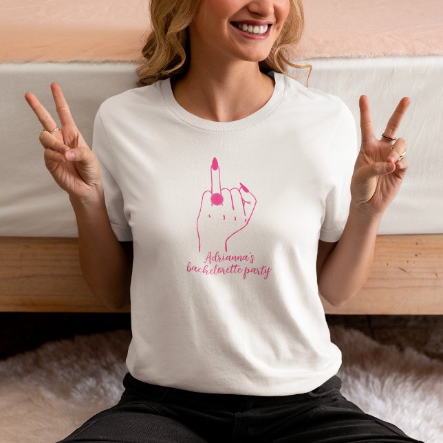Camiseta Bachelorette rosa de tendência do toque (Ring Finger Trendy Pink Bachelorette T-Shirt)