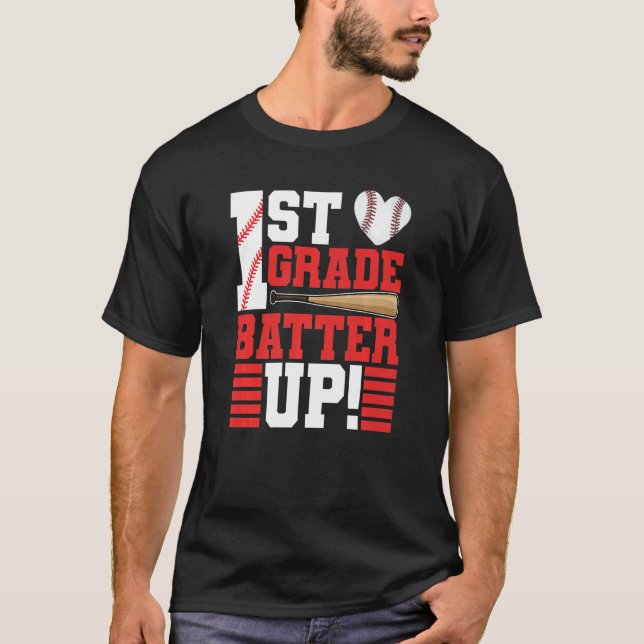 Camiseta Back To School 1st Grade Batter Up Baseball First  (Frente)