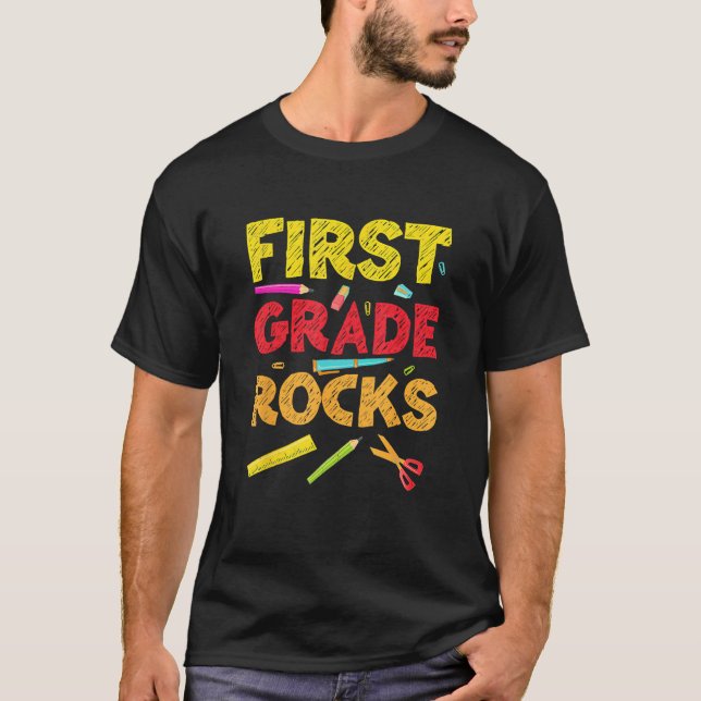 Camiseta Back To School 1st Grade Rocks Student Teacher Tea (Frente)