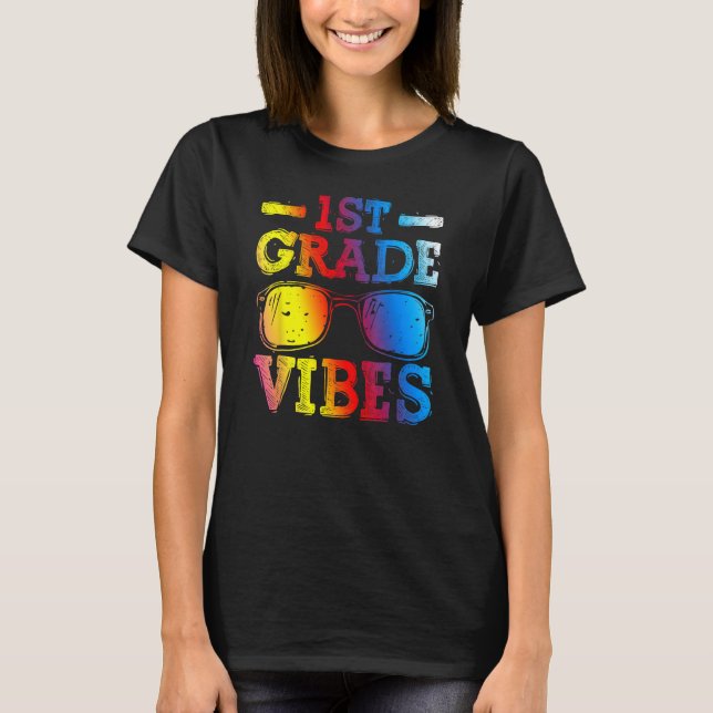 Camiseta Back To School 1st Grade Vibes First Day Teacher K (Frente)