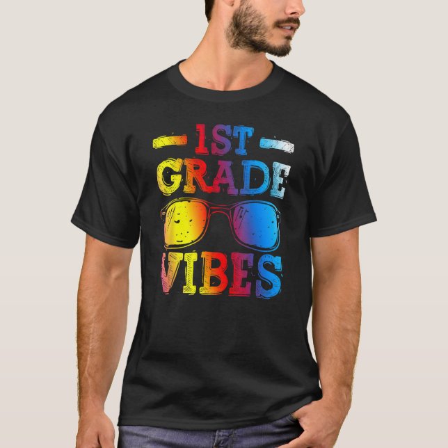 Camiseta Back To School 1st Grade Vibes First Day Teacher K (Frente)