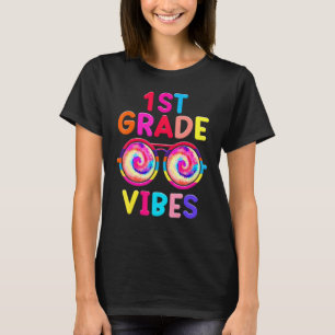 Camiseta Back To School 1st Grade Vibes Tie Dye Sunglasses 
