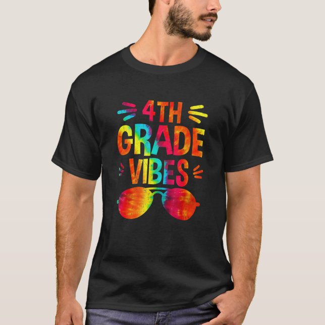 Camiseta Back To School 4th Grade Vibes First Day Teacher (Frente)