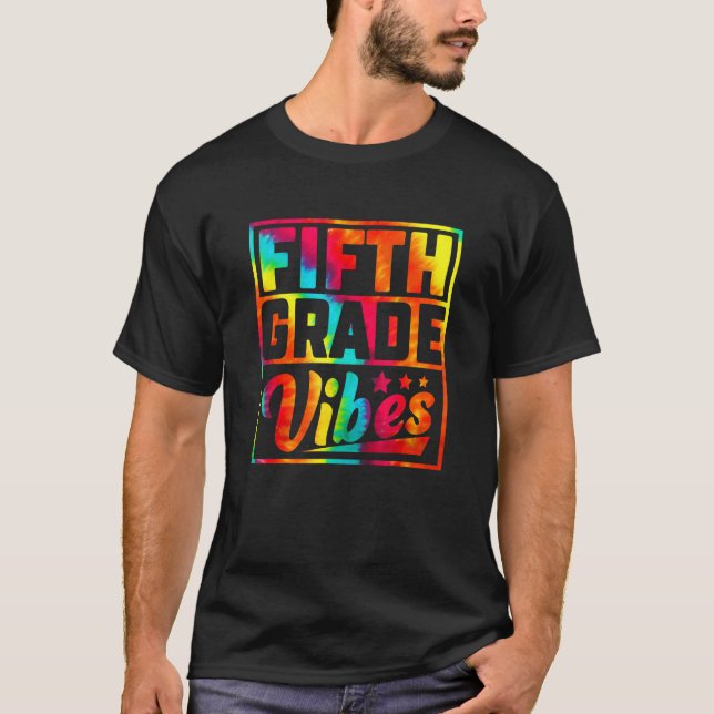 Camiseta Back To School 5th Grade Vibes First Day Of Teache (Frente)