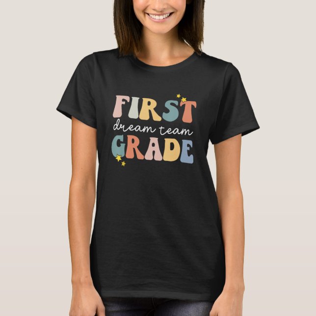 Camiseta Back to School First Grade Dream Team Groovy Teach (Frente)