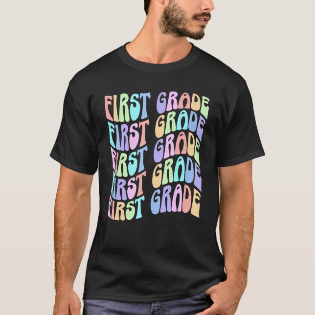 Camiseta Back To School First Grade Vibes First Day Teacher (Frente)