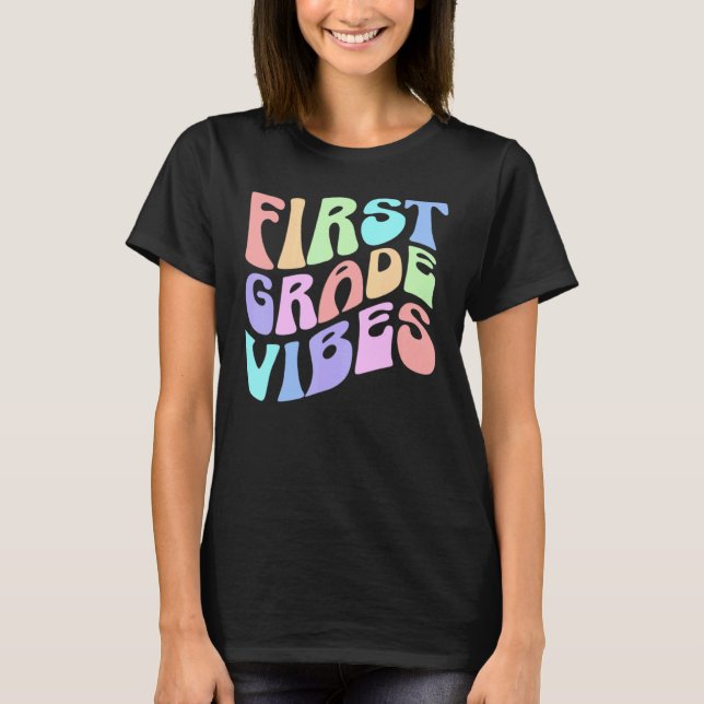 Camiseta Back to School First Grade Vibes First Day Teacher (Frente)