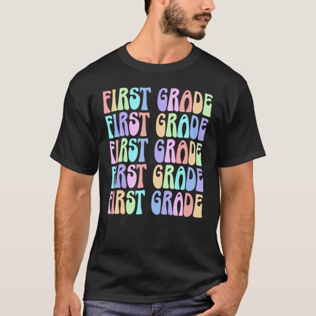 Camiseta Back to School First Grade Vibes First Day Teacher (Frente)