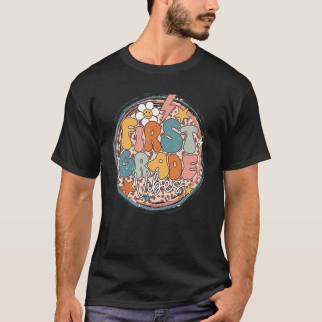 Camiseta Back To School First Grade Vibes Groovy Teacher Wo (Frente)