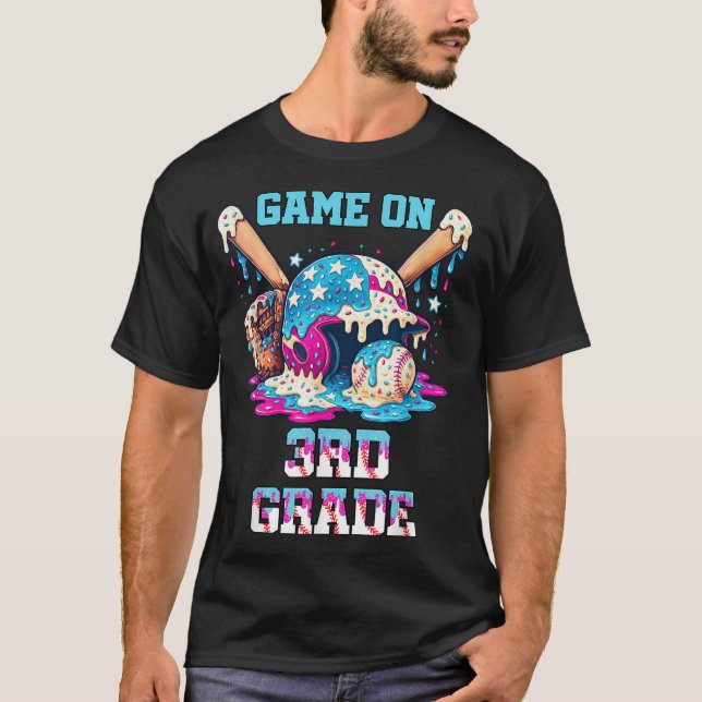 Camiseta Back To School Game On Third Grade Baseball First  (Frente)