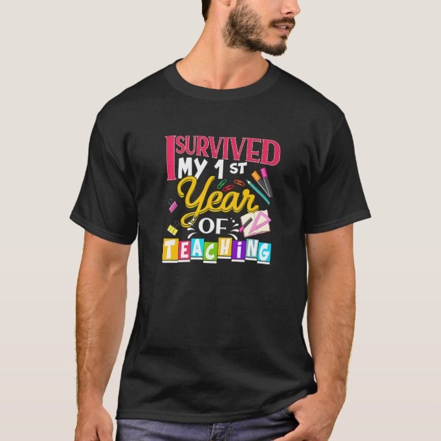 Camiseta Back To School I Survived My First Year Of Teachin (Frente)