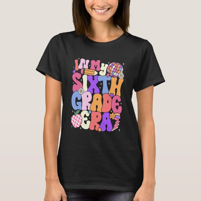 Camiseta Back To School In My Sixth Grade Era 6th Grade Tea (Frente)