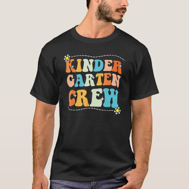 Camiseta Back To School Kindergarten Crew Groovy Retro Teac (Frente)