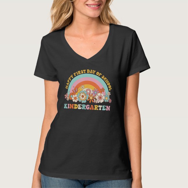 Camiseta Back To School Kindergarten Retro Groovy Rainbow T (Frente)