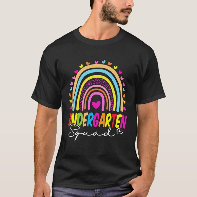Camiseta Back To School  Kindergarten Squad Rainbow Teacher (Frente)
