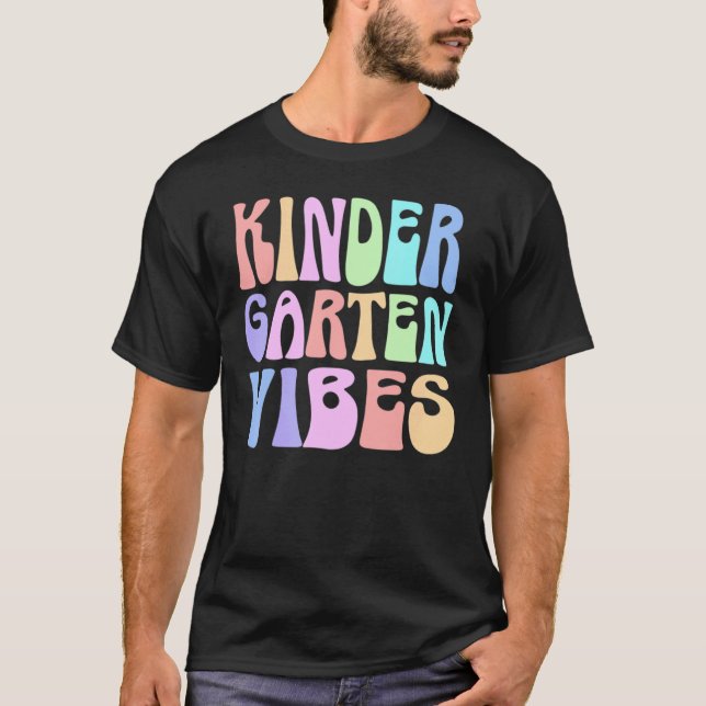 Camiseta Back to School Kindergarten Vibes First Day Teache (Frente)