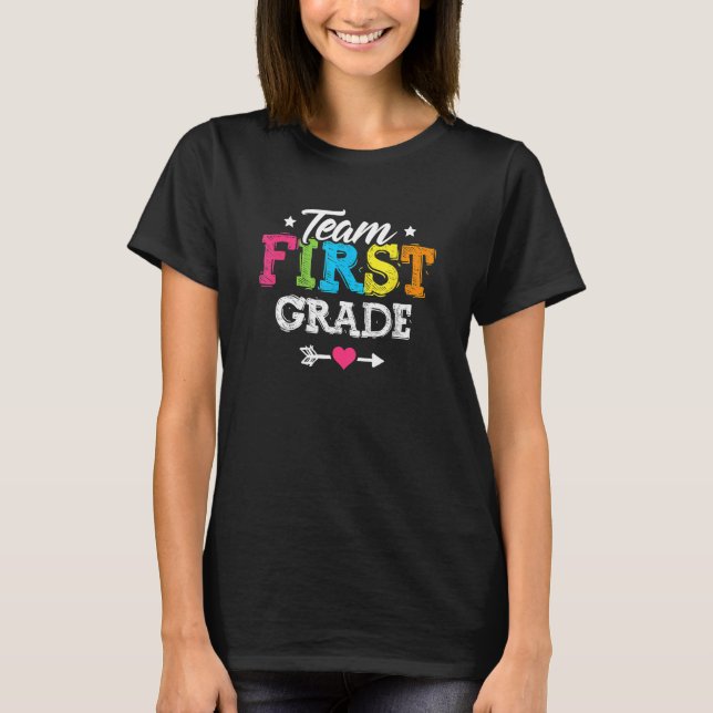 Camiseta Back To School Team First Grade Teacher Student Cu (Frente)