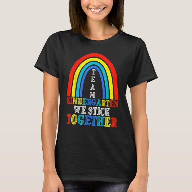 Camiseta Back To School Team Kindergarten We Stick Together (Frente)