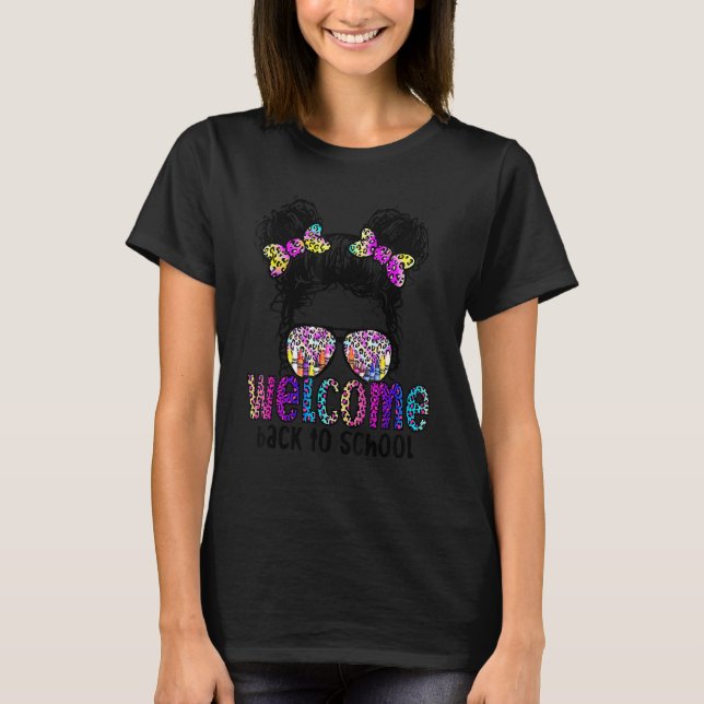 Camiseta Back To School Welcome Daughter Girls Messy Bun Le (Frente)